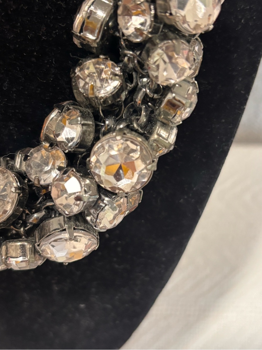 🔴🟡LOFT Gold-Tone and Champagne Crystal Cluster Necklace with Beige Ribbon - Picture 6 of 9